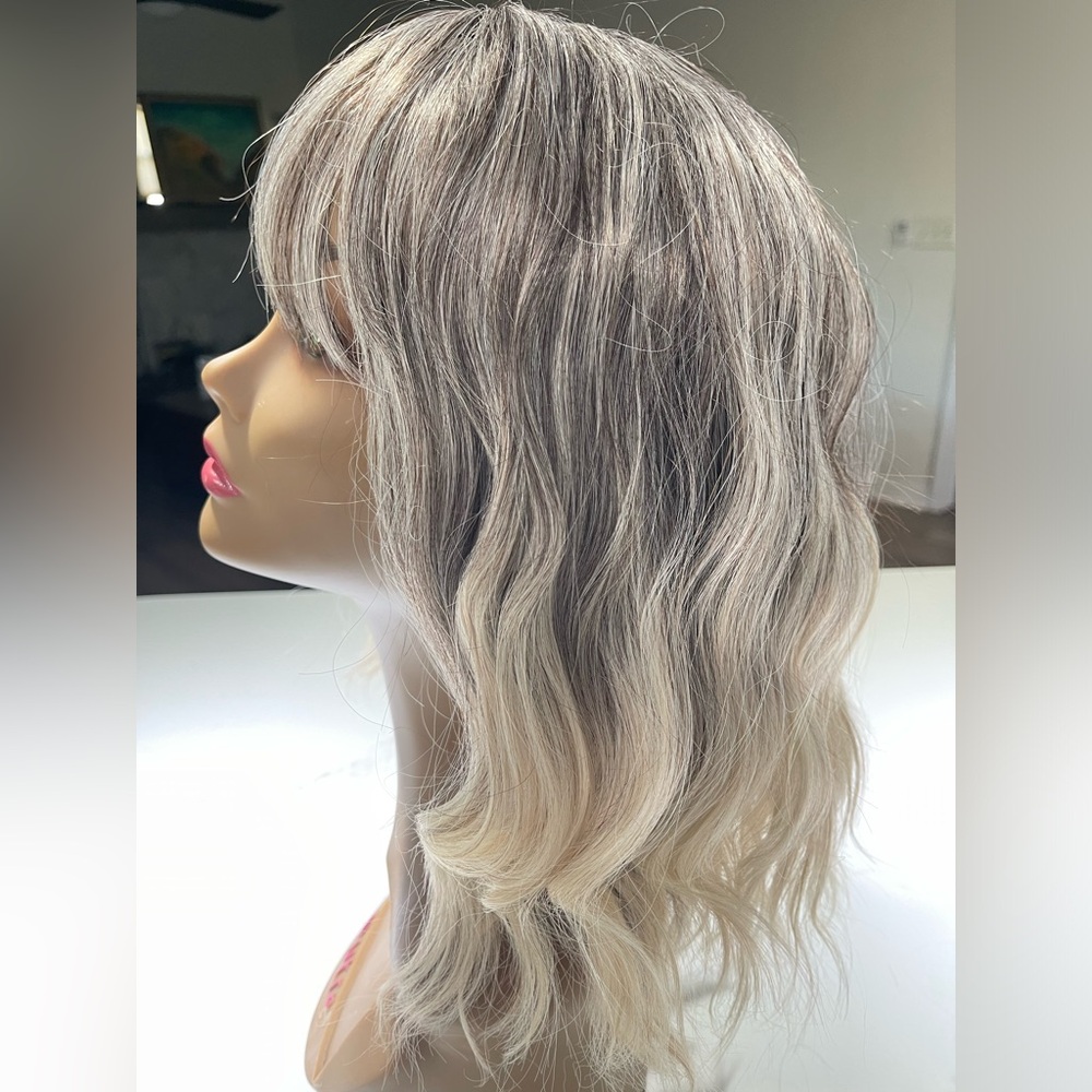 Elegant Ash Blonde Ombre Wig with Soft Waves